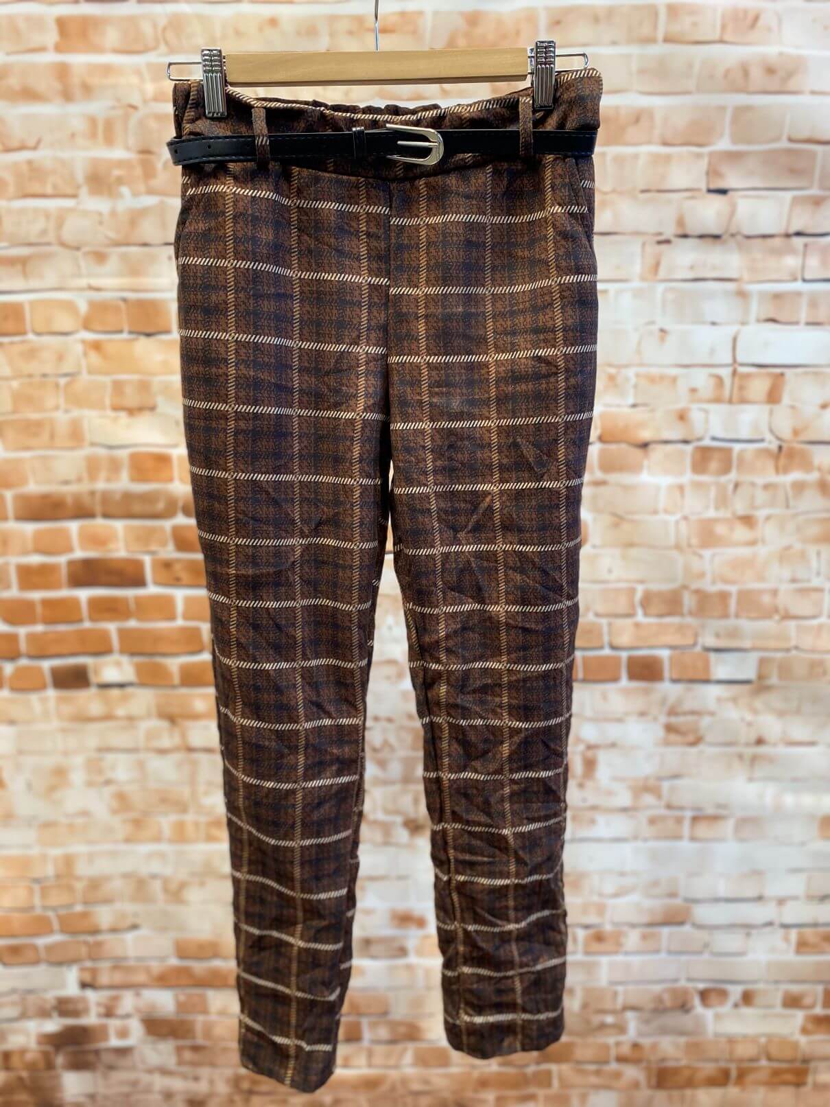 Karierte bequeme Hose mit Gürtel und Gummibund