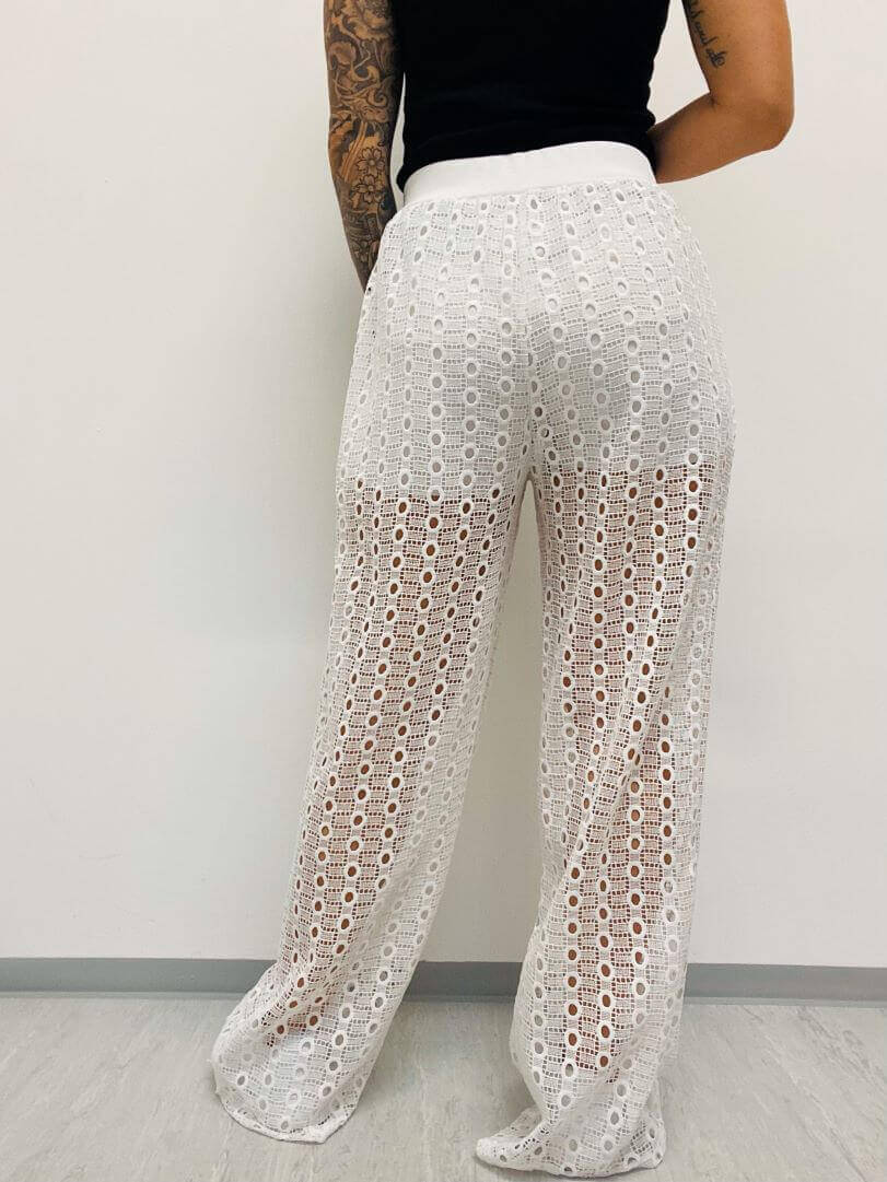 Lange weiße Hose mit durchsichtigem Bein