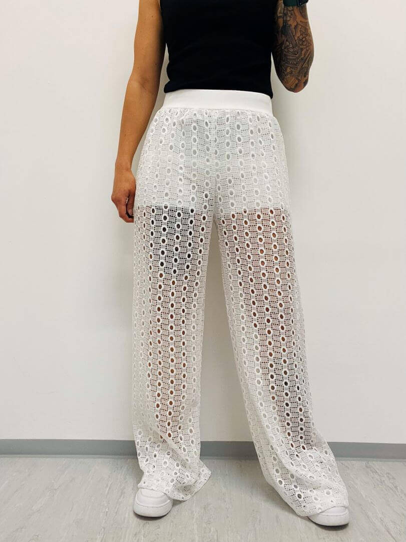Lange weiße Hose mit durchsichtigem Bein