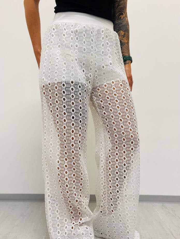 Lange weiße Hose mit durchsichtigem Bein