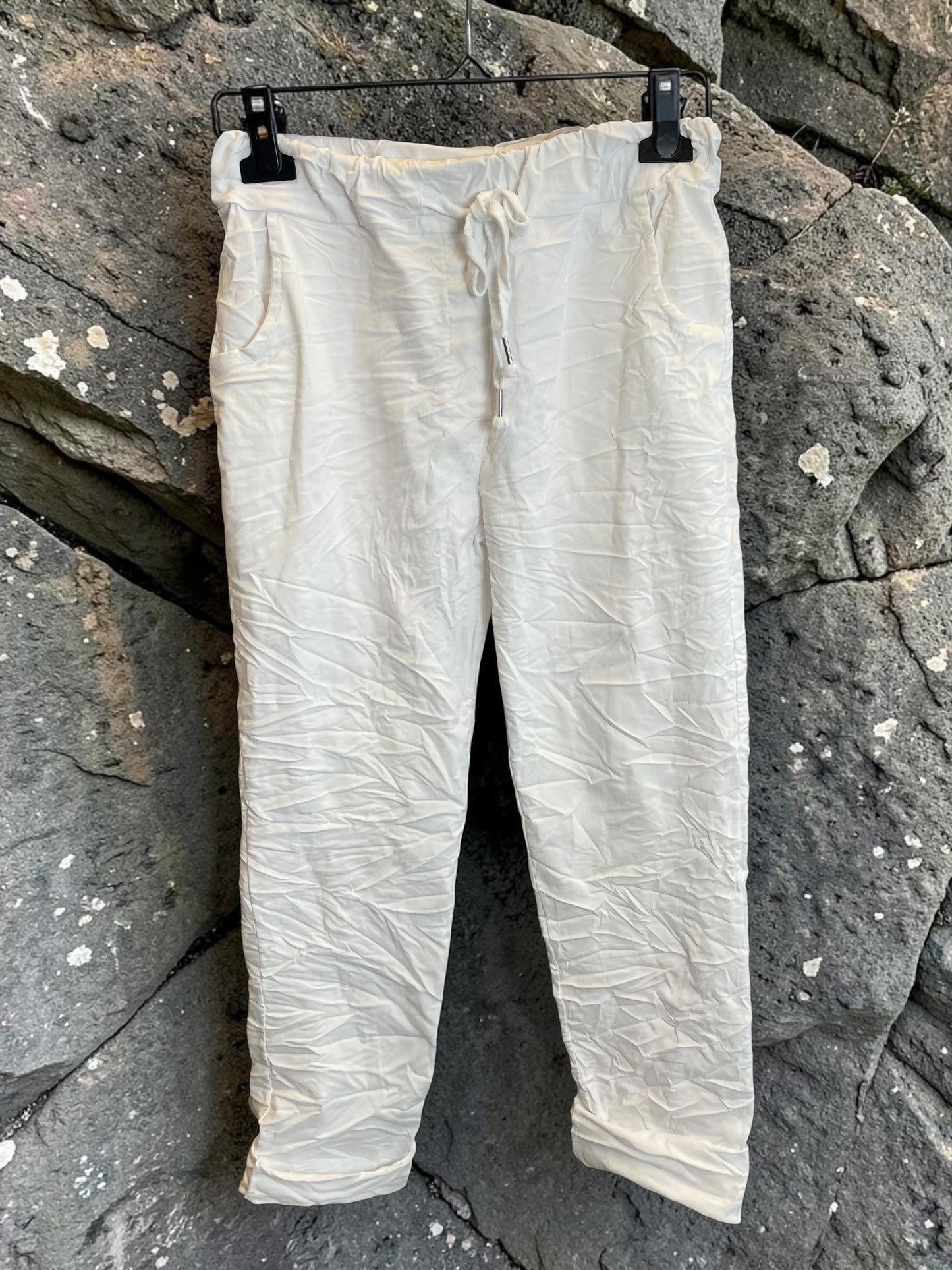 Einfarbige italienische Schlupfhosen - Knitterlook