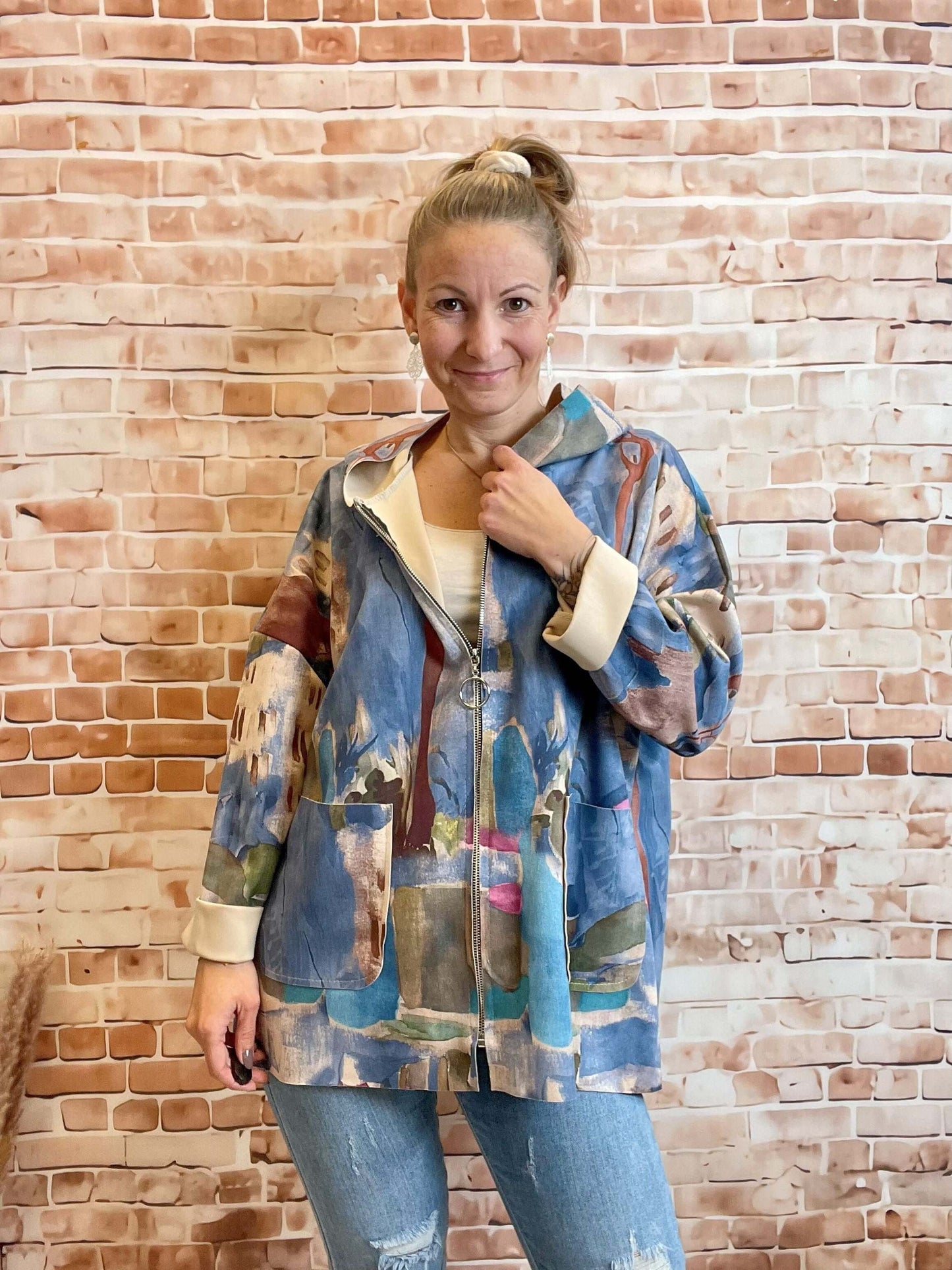 Bunte Veloursjacke mit Kapuze