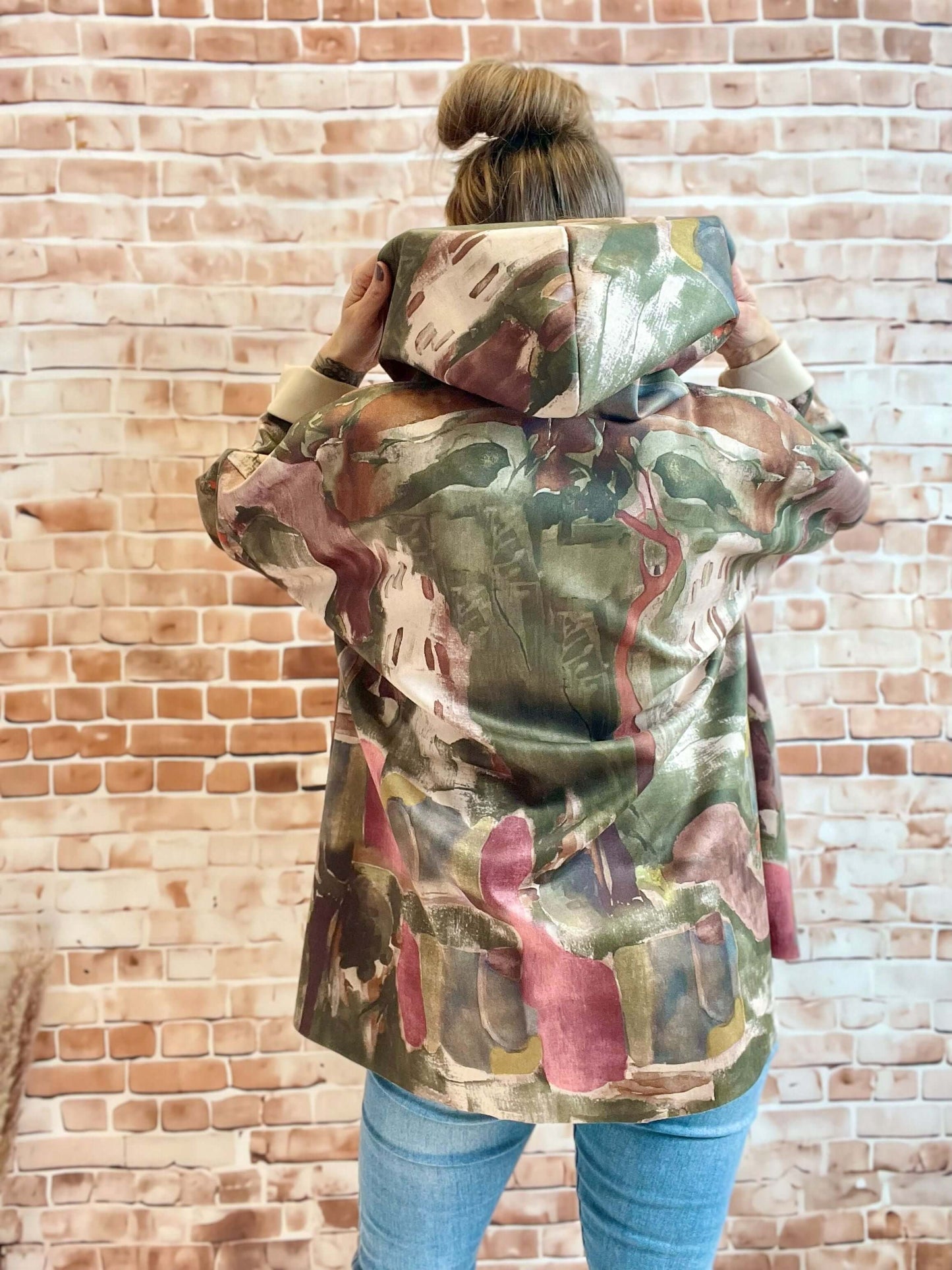 Bunte Veloursjacke mit Kapuze