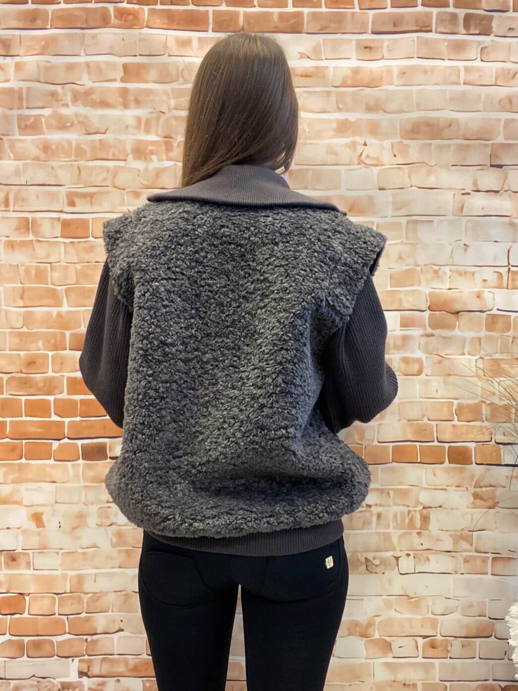 Graue Teddyfell Jacke mit Strickärmeln