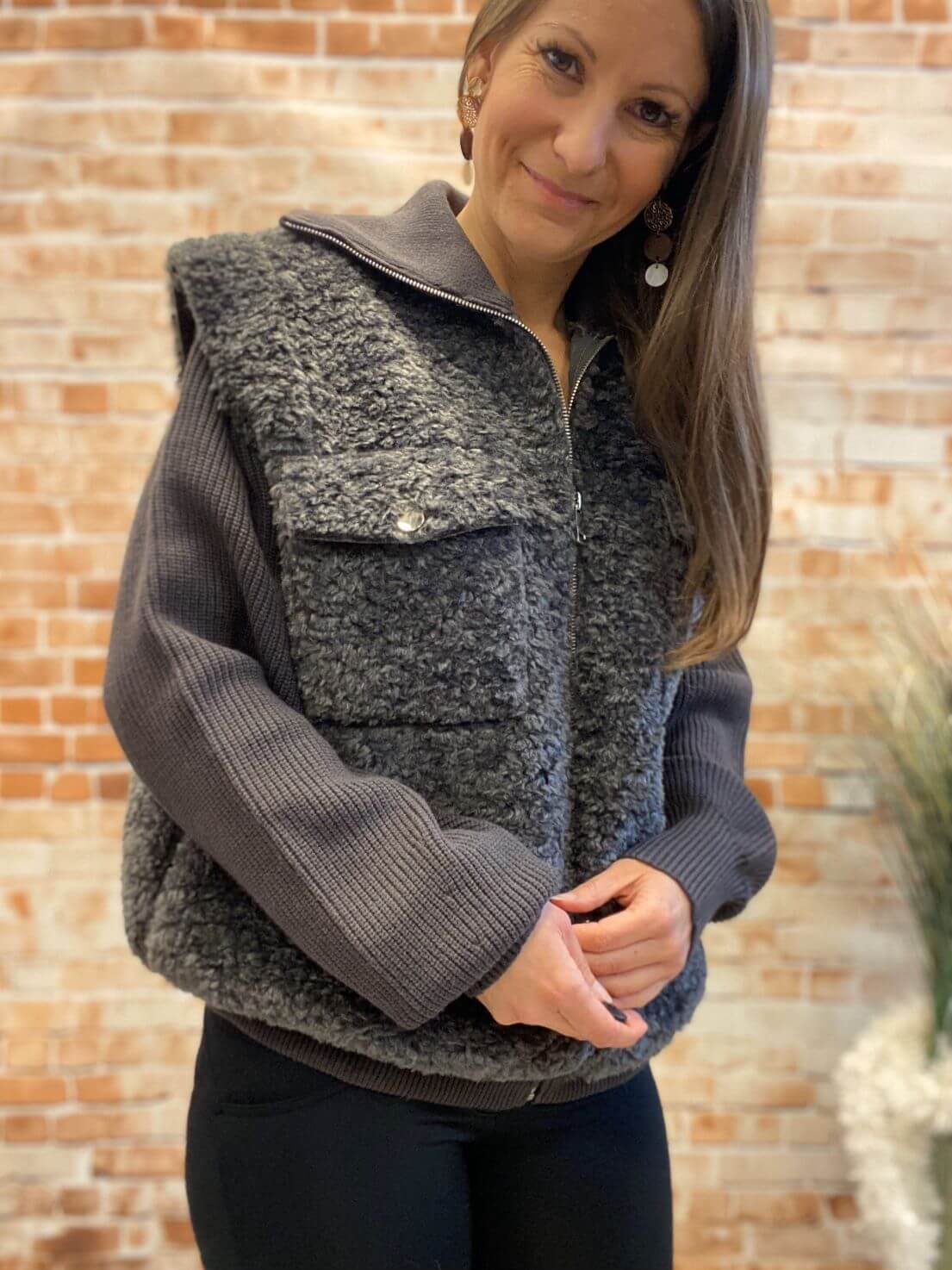 Graue Teddyfell Jacke mit Strickärmeln