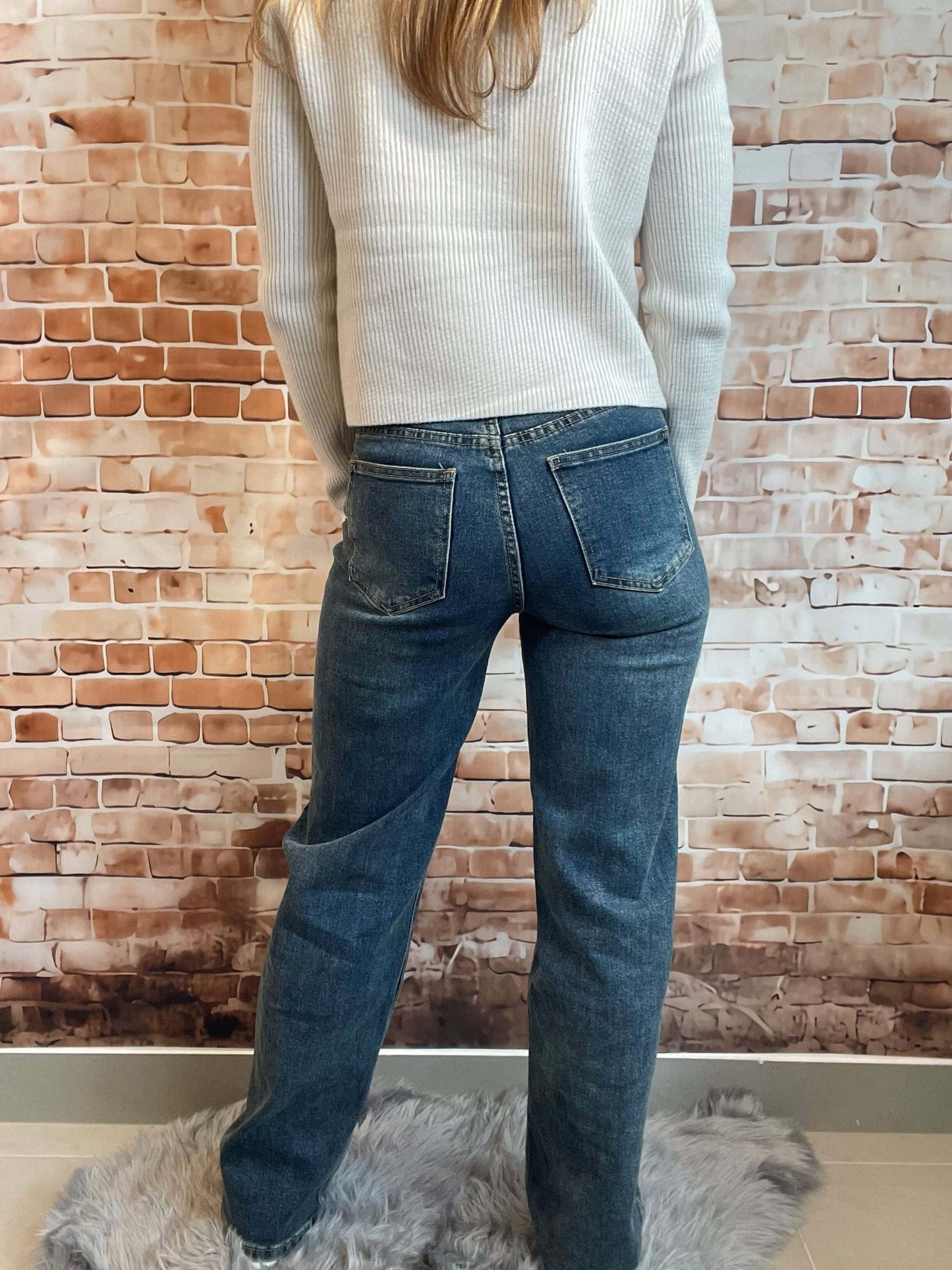 Blaue weite Jeans mit langer Knopfleiste