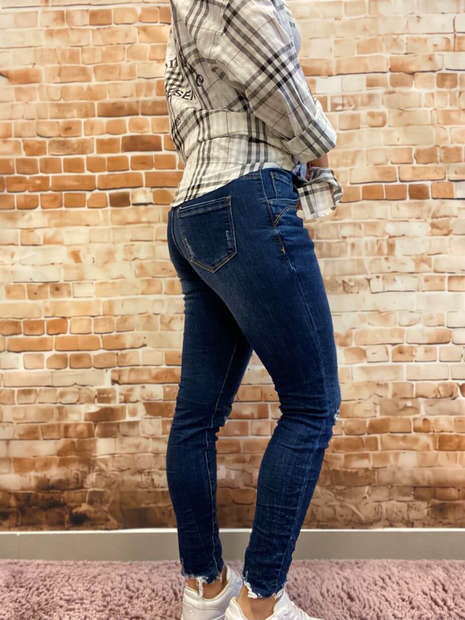 Blaue Jeans mit ausgefransten Beinenden - Slim fit