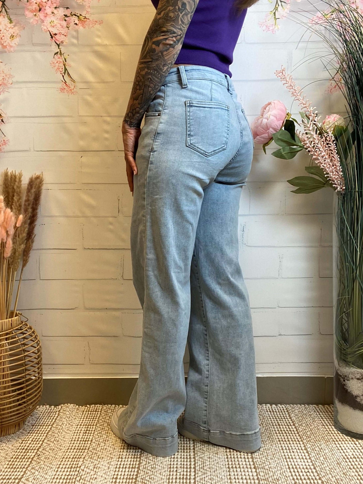 Helle ausgestellte Jeans mit höherem Bund