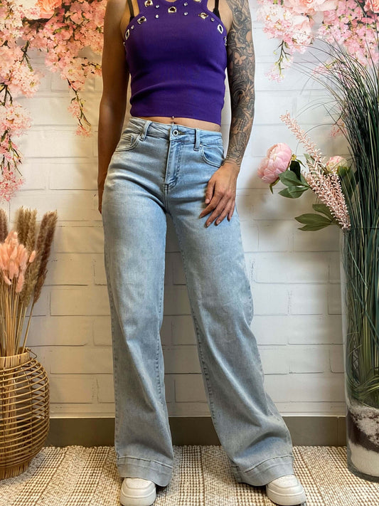 Helle ausgestellte Jeans mit höherem Bund