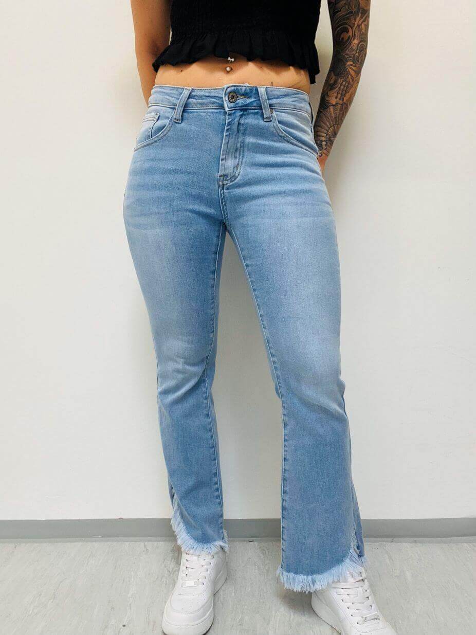 Hellblaue Jeans mit ausgestelltem Bein