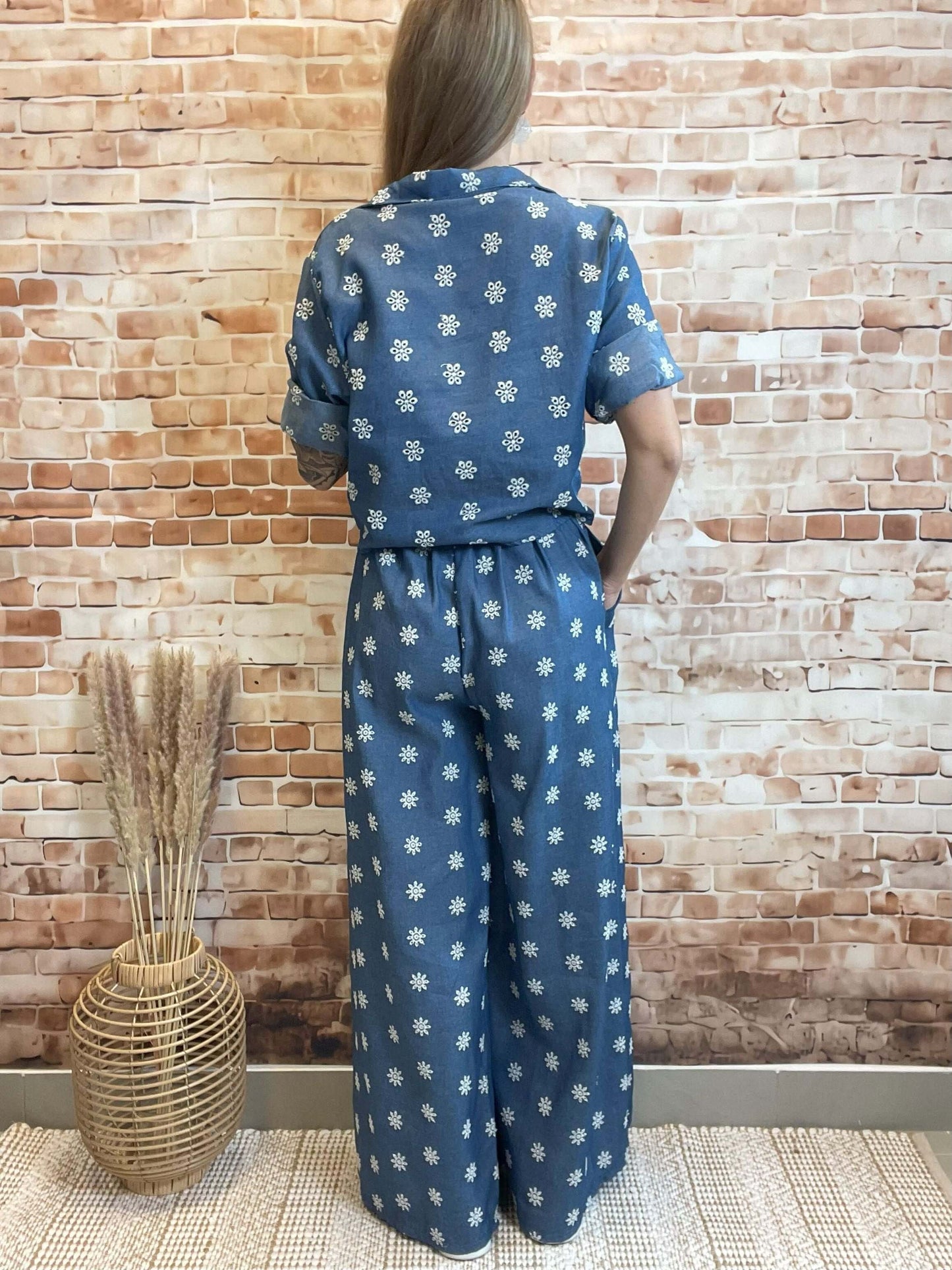 Dünne weite Jeanshose mit Lochstickerei