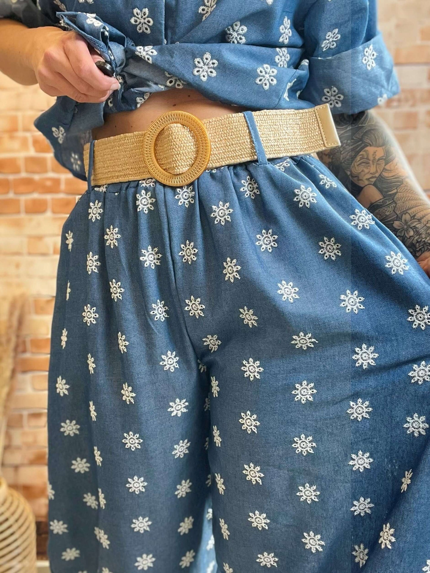Dünne weite Jeanshose mit Lochstickerei