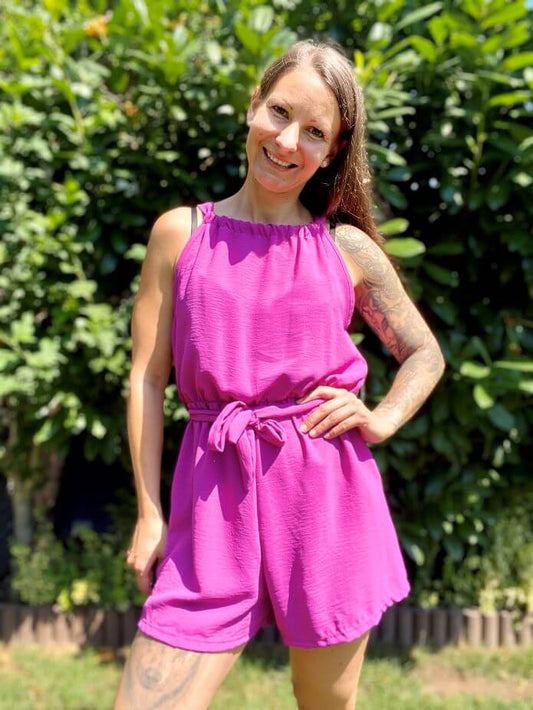 Kurzer ärmelloser Jumpsuit mit Neckholder
