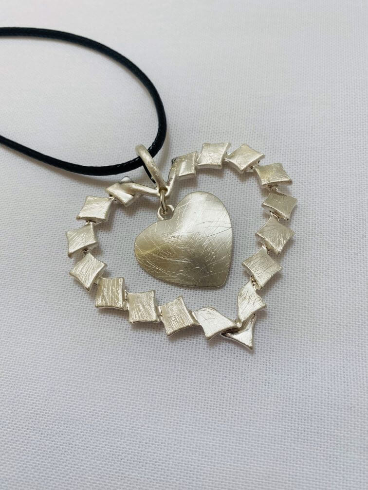 Schwarze Kette mit Herzanhänger