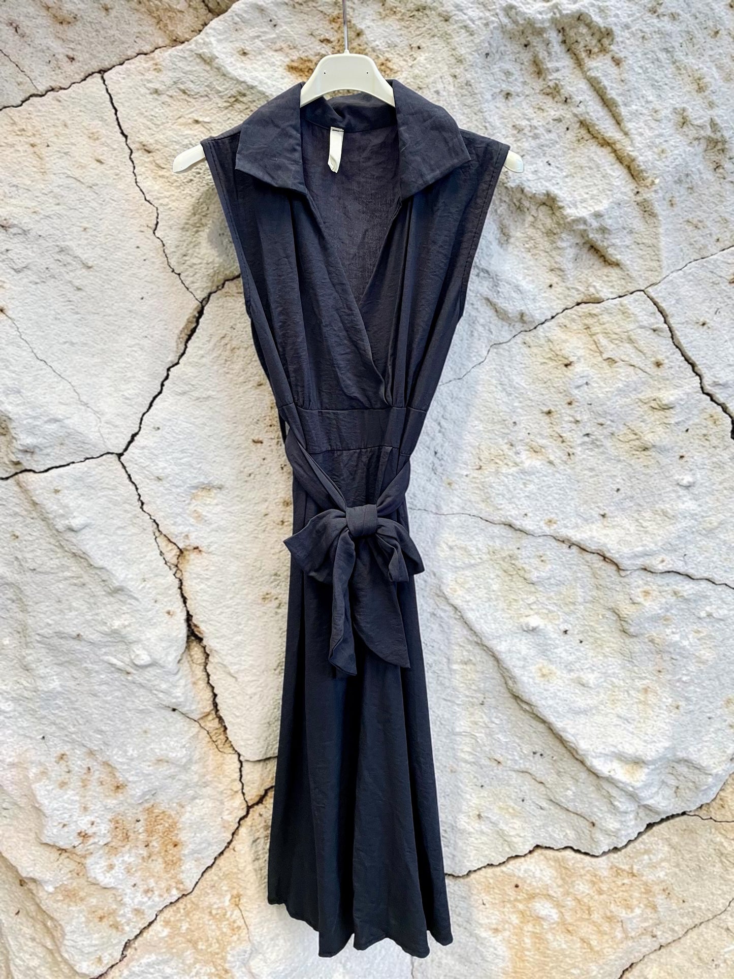Langes ärmelloses Viskosekleid mit V-Ausschnitt - A-Linie