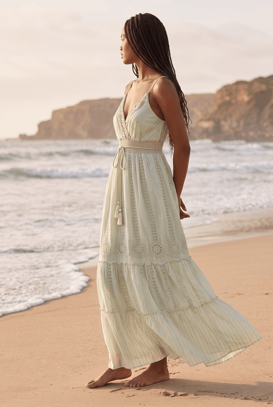 Bodenlanges Boho-Kleid mit Spaghettiträgern und Goldfäden