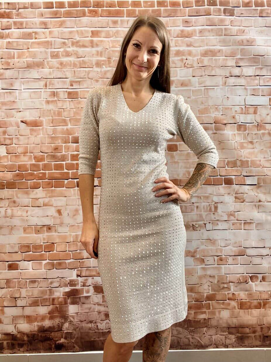 Knielanges Strickkleid mit silbernen Nieten