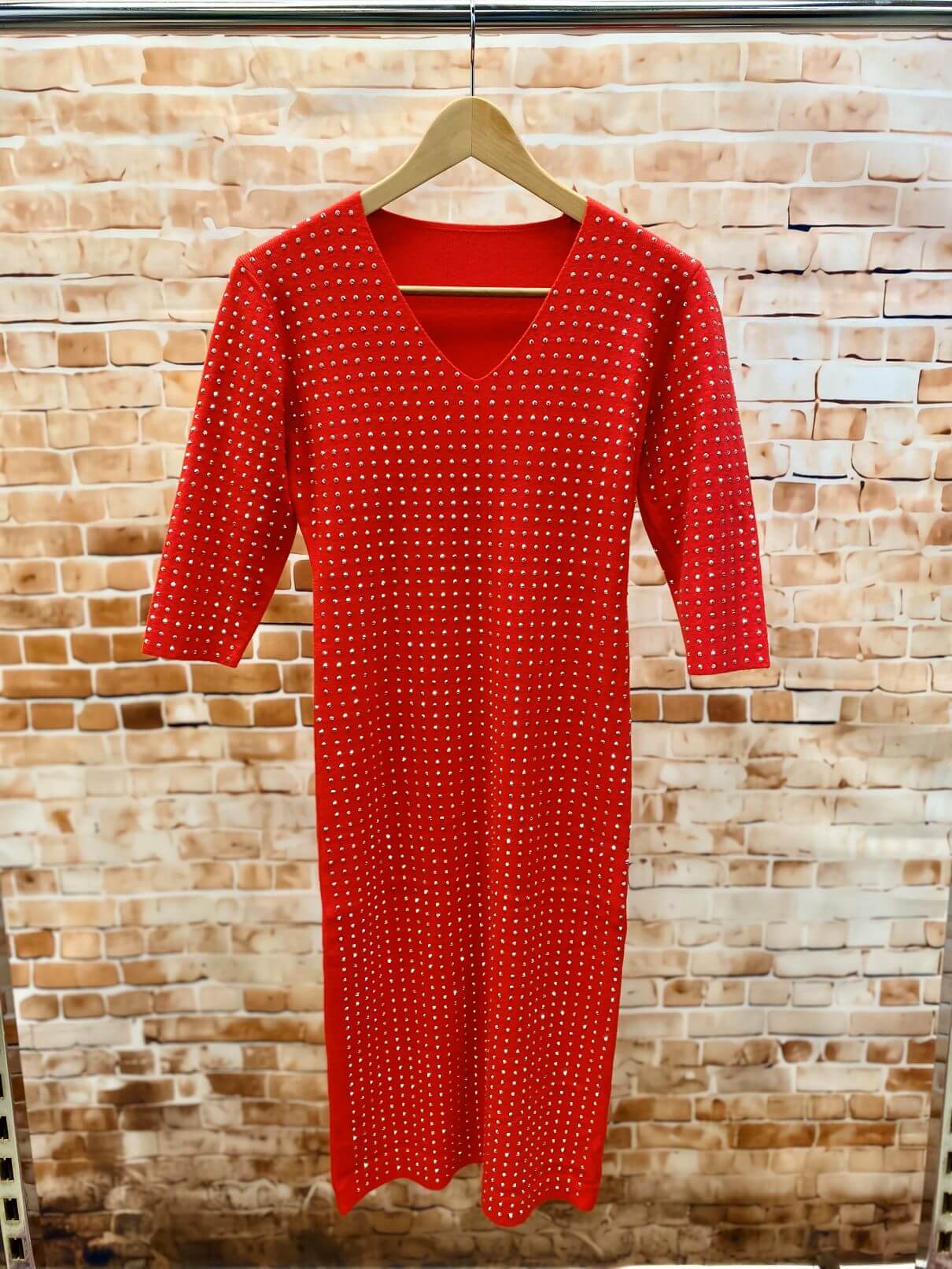 Knielanges Strickkleid mit silbernen Nieten