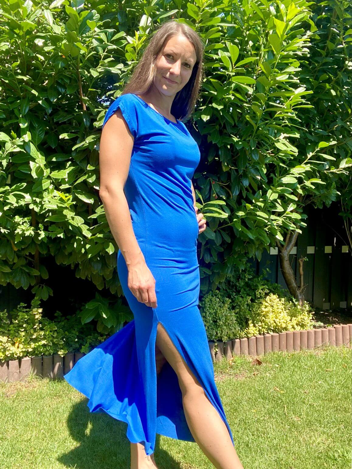 Schlichtes langes Viskosekleid mit seitlichem Schlitz