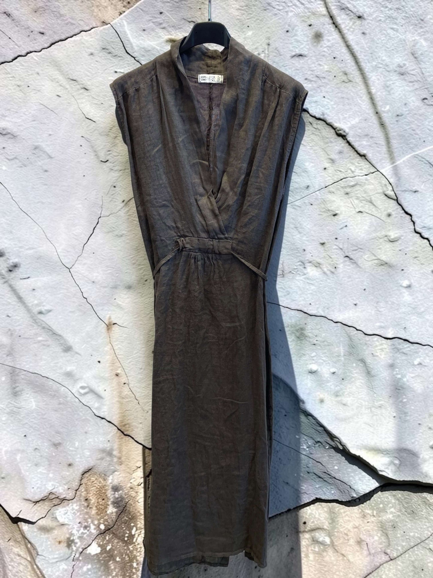 Langes ärmelloses Leinenkleid mit bereiten Trägern und V-Ausschnitt