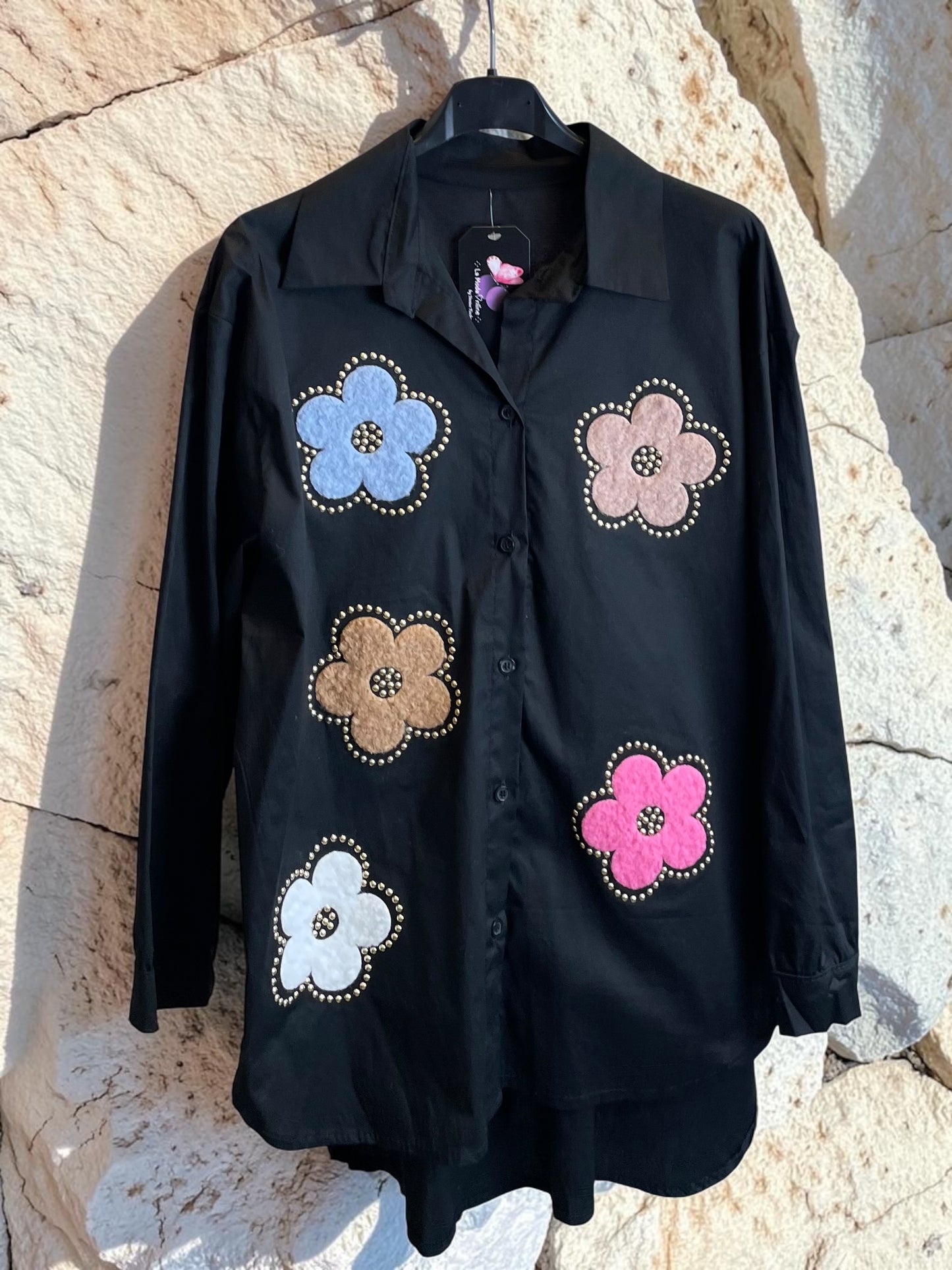 Schwarze Hemdbluse aus Baumwolle mit bunten Blumen
