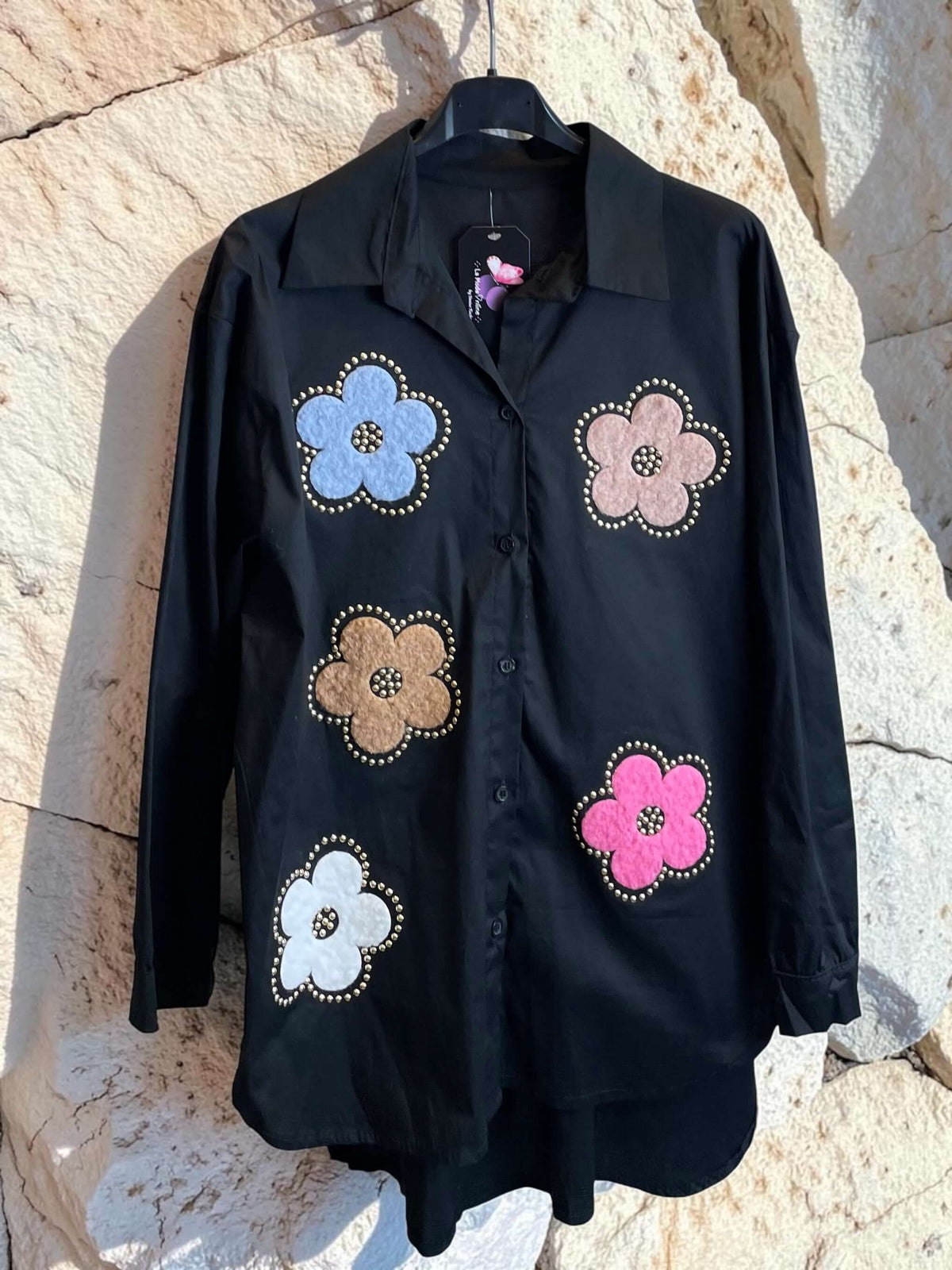 Schwarze Hemdbluse aus Baumwolle mit bunten Blumen