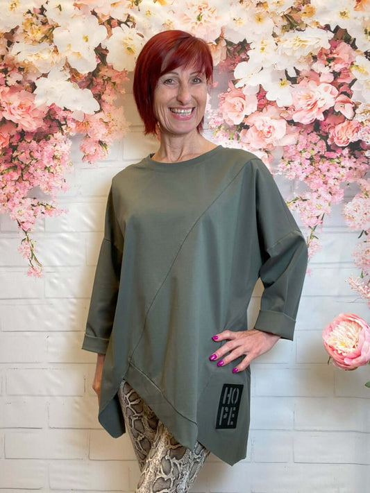 Größeres asymmetrisches Langarmshirt