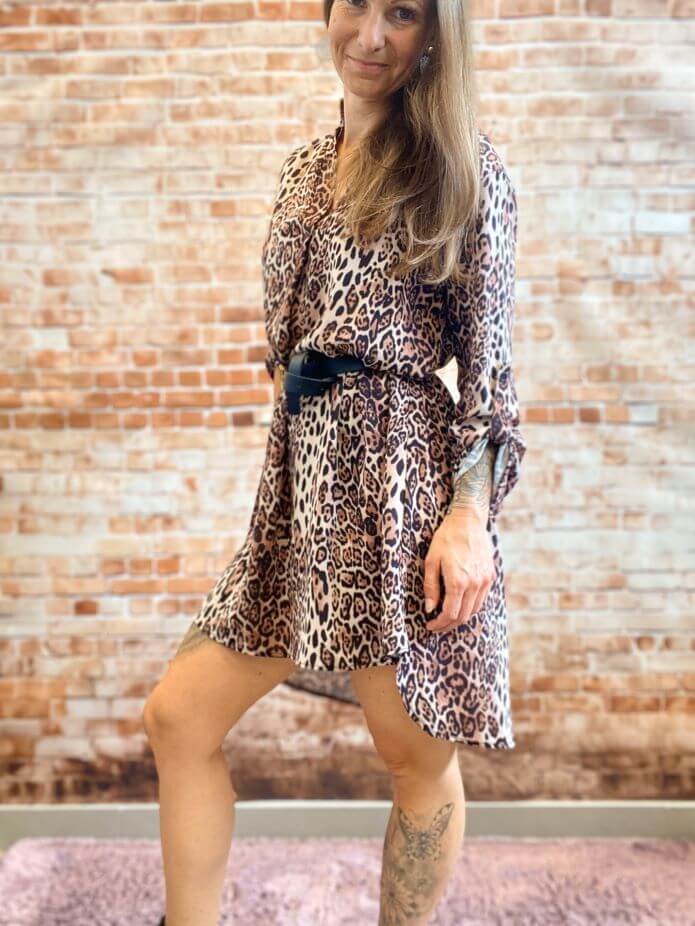 Dünnes Blusenkleid im kleineren Leo-Print