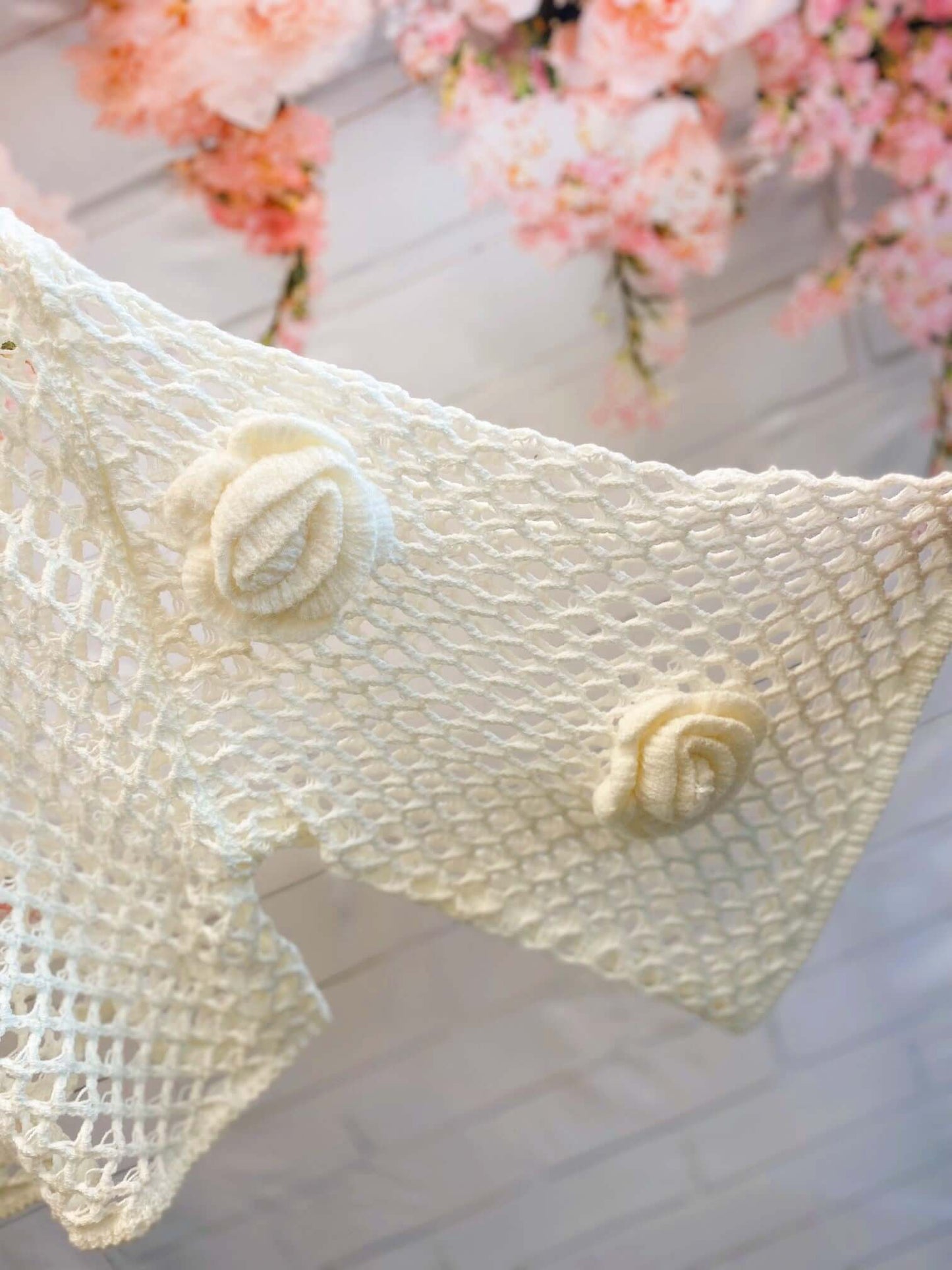 Kurzer Netzpullover mit Blumen