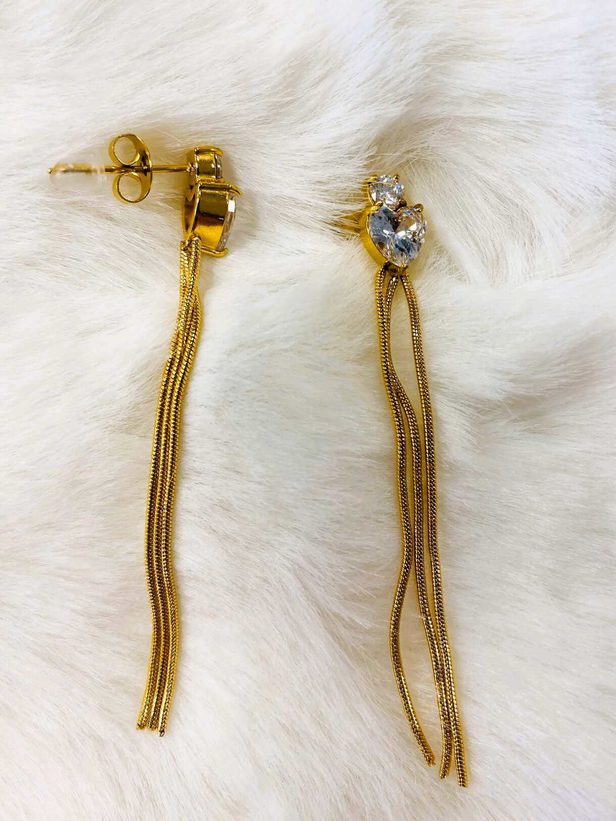 Ohrstecker in Herzform mit hängenden Ketten