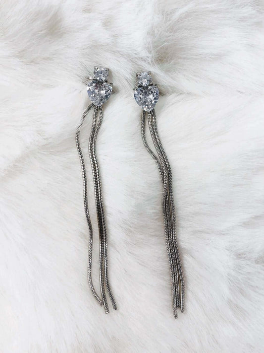 Ohrstecker in Herzform mit hängenden Ketten