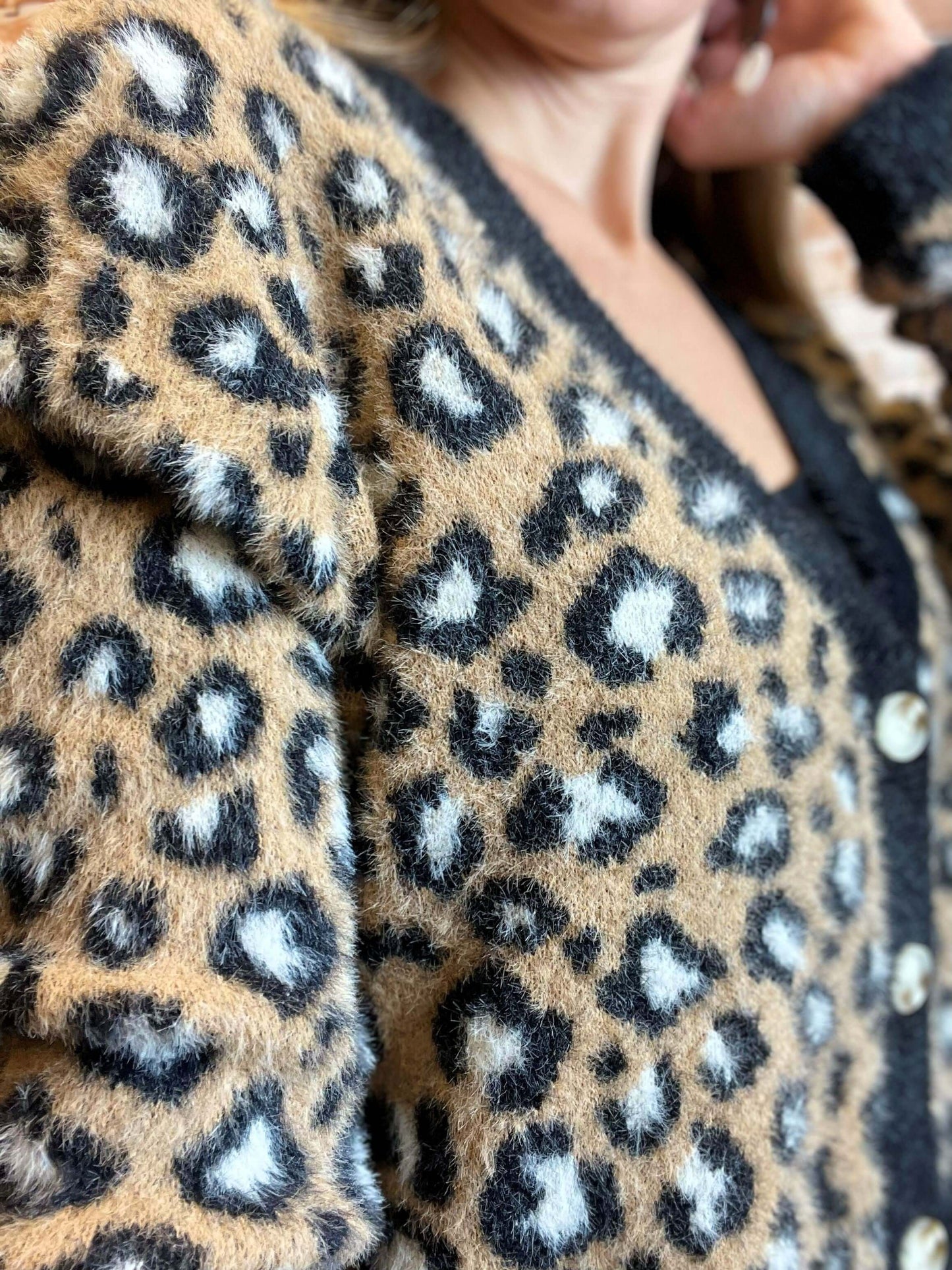 Kurze Plüsch-Weste mit Leoprint