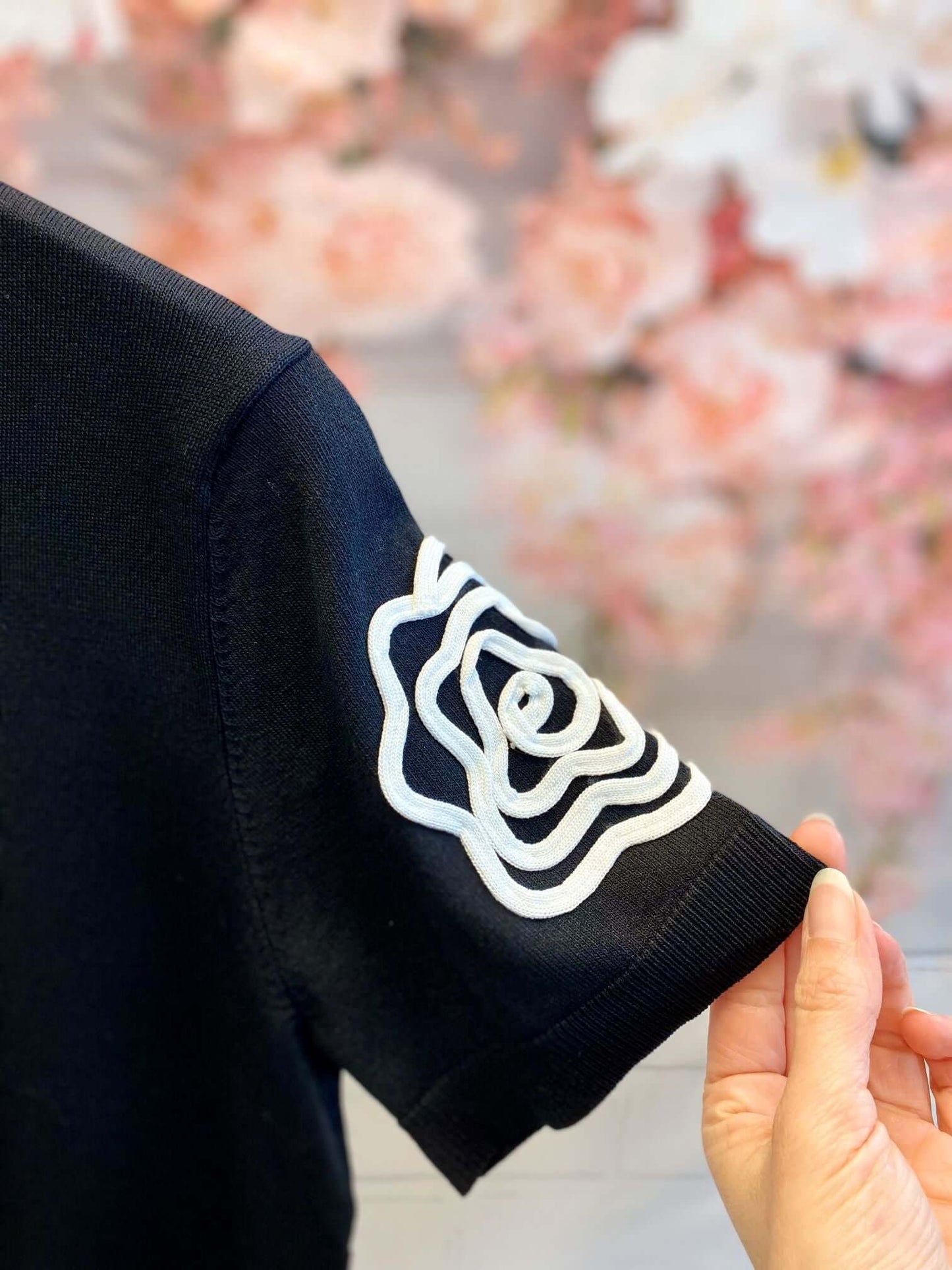 Feinstrick Kurzarmpullover mit seitlicher Blume