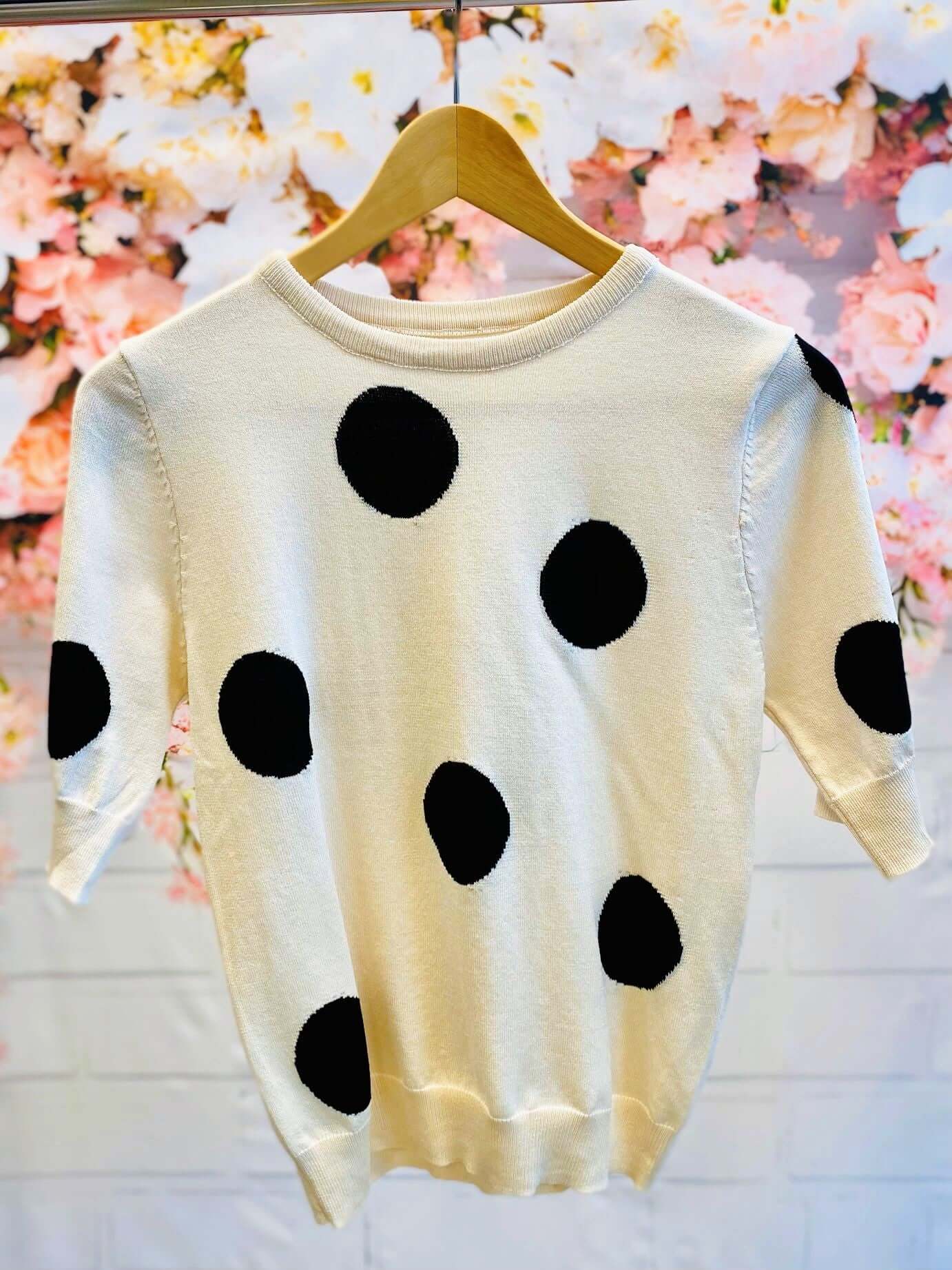 Gepunkteter Feinstrick Kurzarmpullover