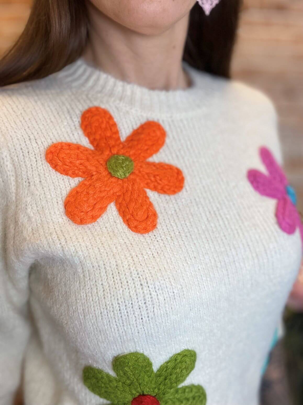 Kurzer Wollpullover mit bunten Blumen