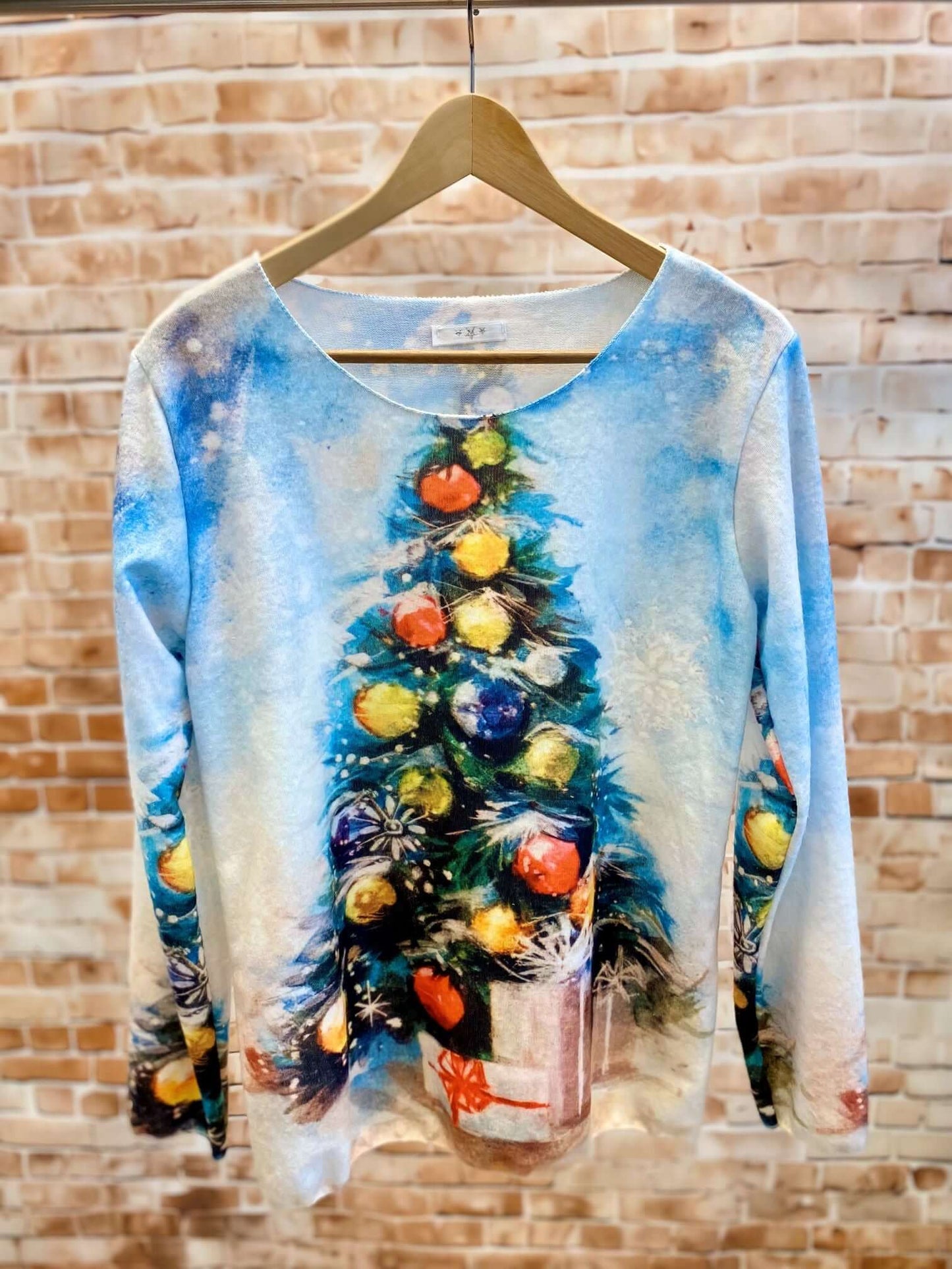 Kuschelige Langarmshirts mit buntem Weihnachtsmotiv