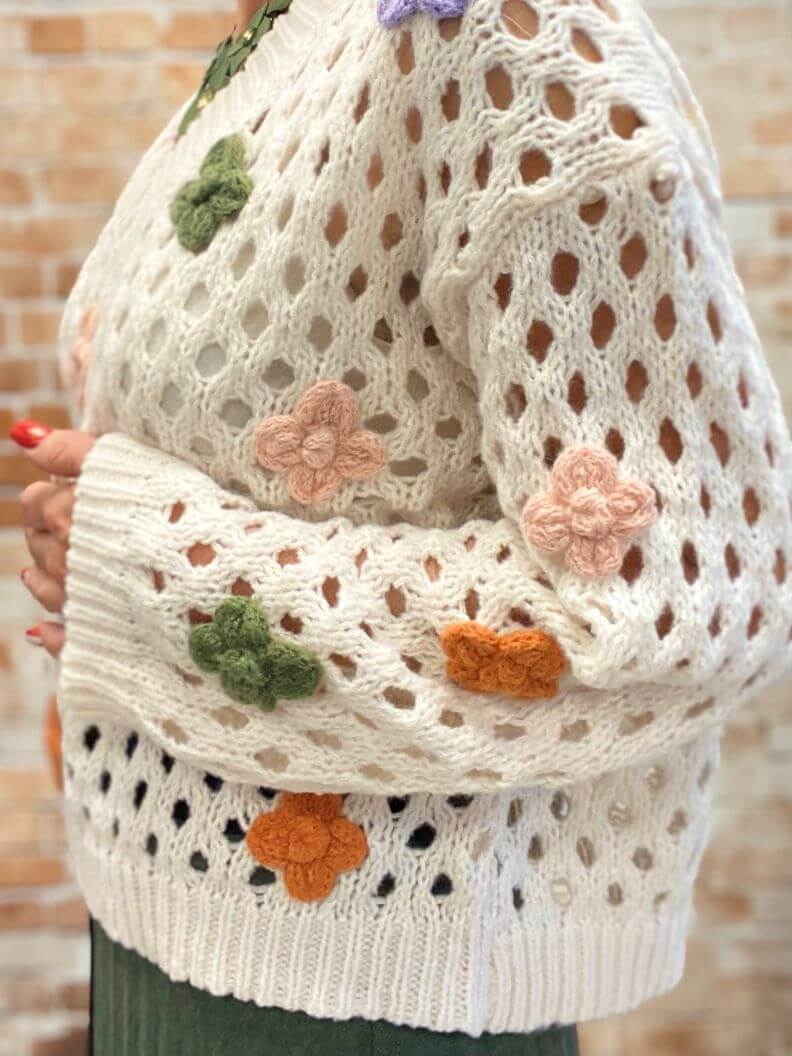 Netzpullover mit Blumen und V-Ausschnitt