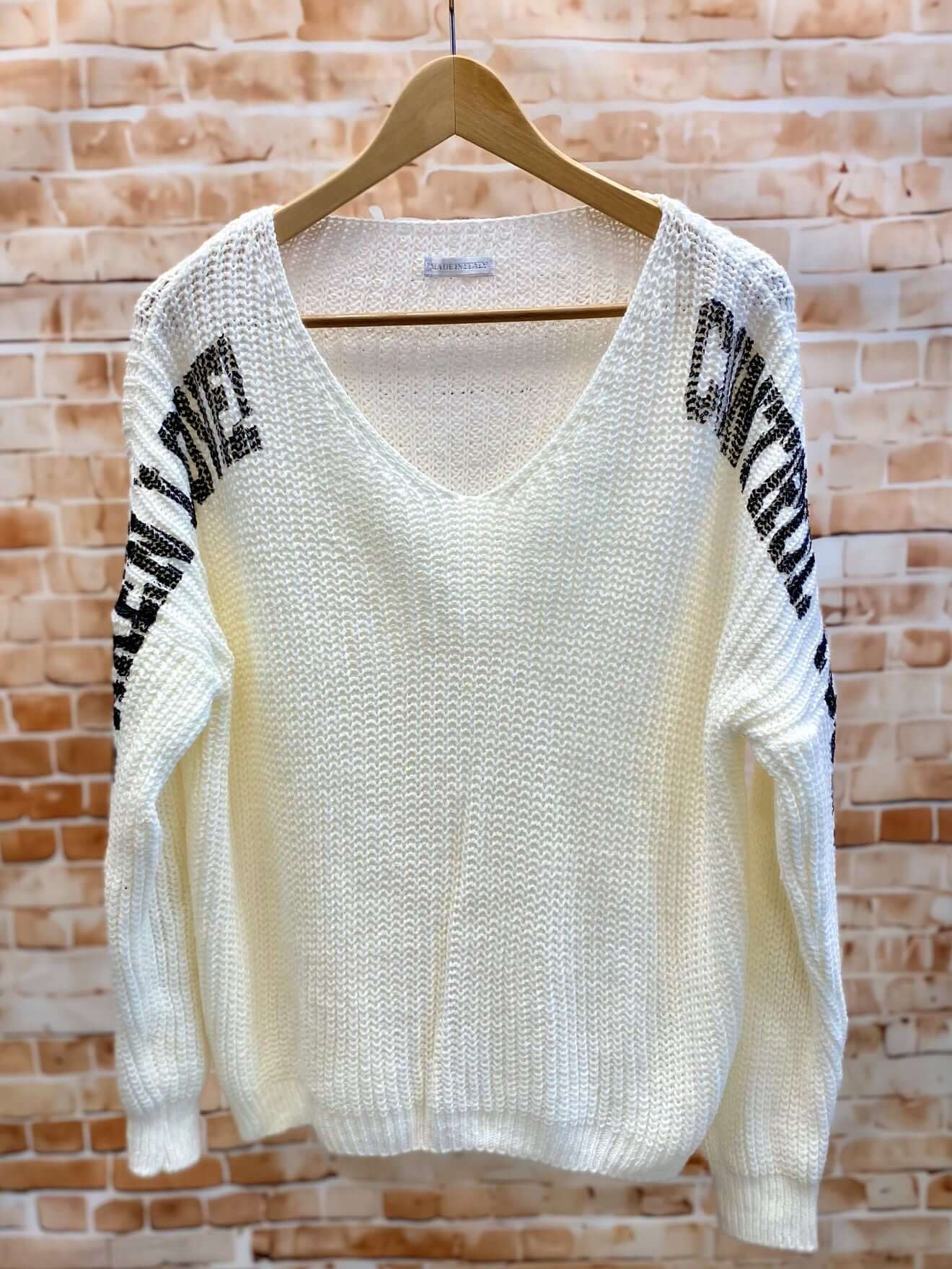 Strickpullover mit V-Ausschnitt und Schriftzug