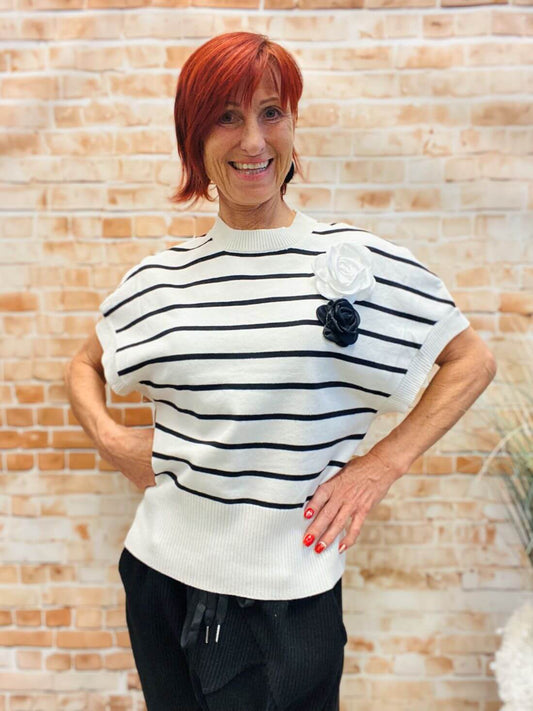 Gestreifter Pullunder mit aufgenähten Blumen