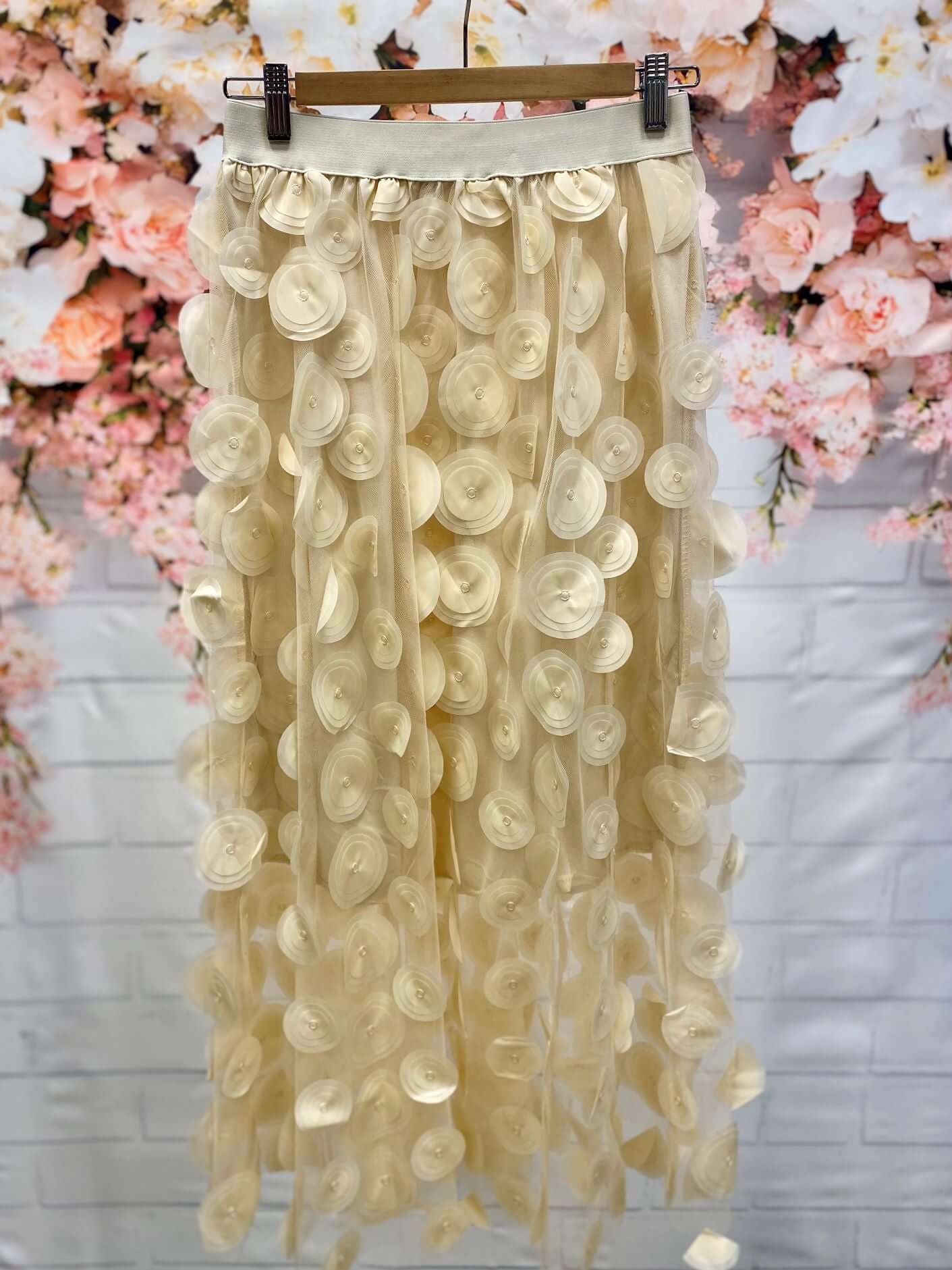 Transparenter Tüllrock mit runden Aufnähern