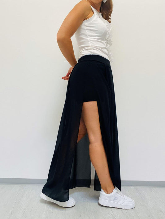 Bodenlanger transparenter Rock mit seitlichem Schlitz