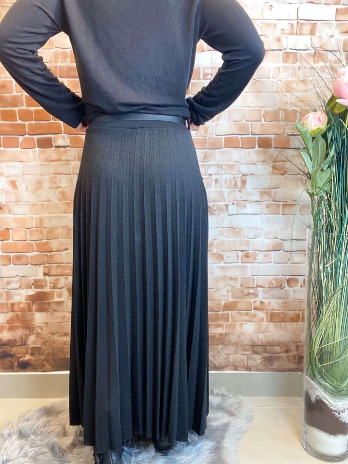 Dunkler langer Plissee-Rock