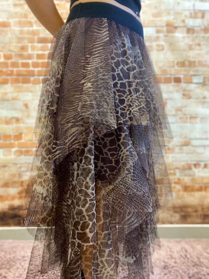 Mesh-Rock im braunen Schlangen-Animalprint