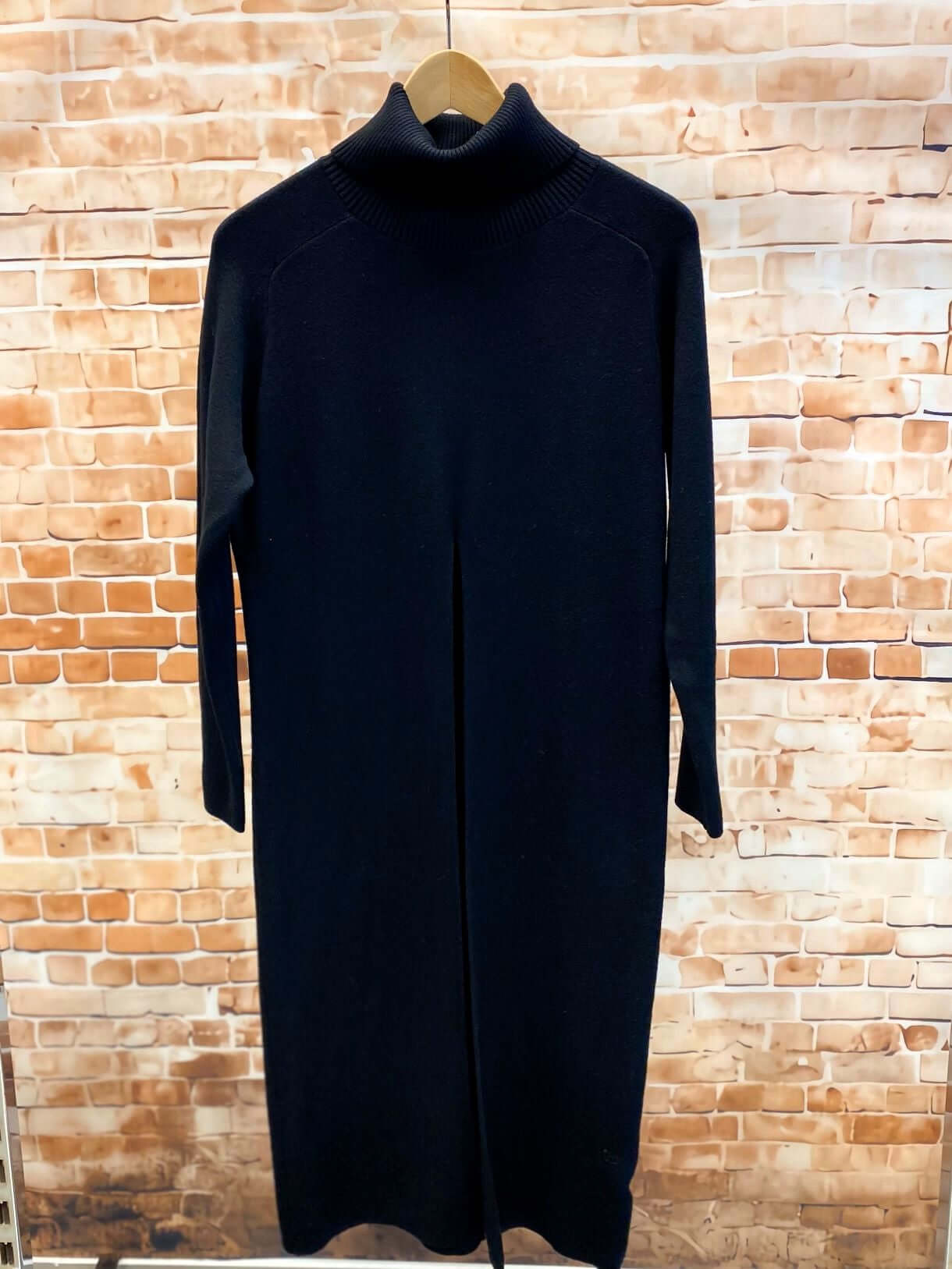 Langes Rollkragenkleid mit Schlitz