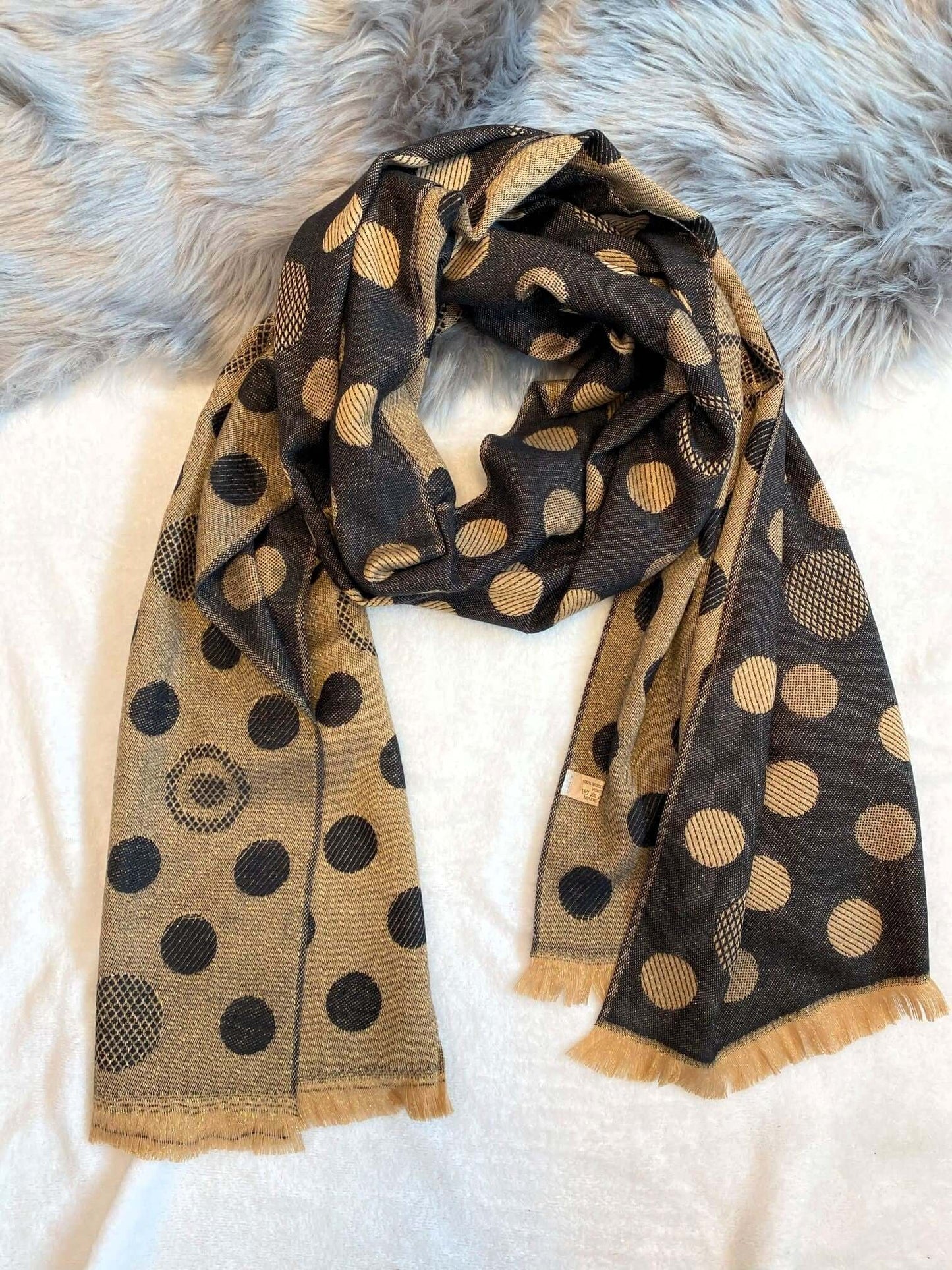 Glitzernder Schal mit Kreisen/Punkten