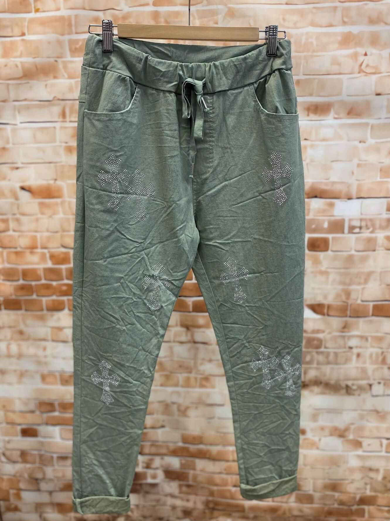 Schlupfhose mit Kreuzen aus Strasssteinen