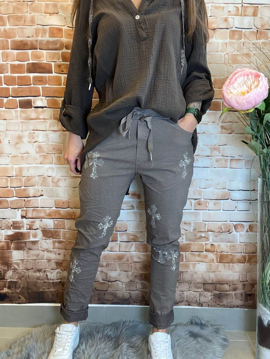 Schlupfhose mit Kreuzen aus Strasssteinen