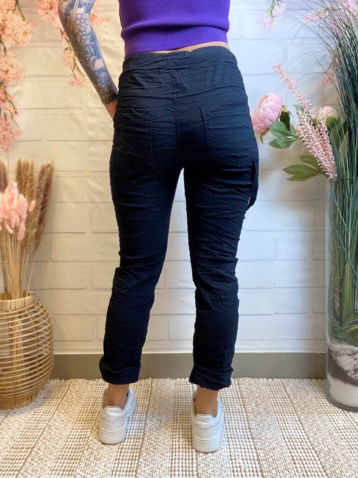 Schwarze Schlupfhose mit seitlichem Band