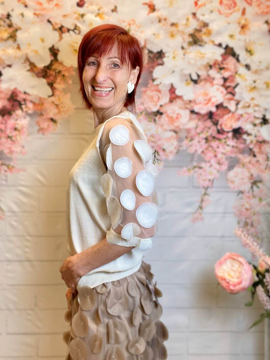 Kurzarmshirt mit transparenten Ärmeln und runden Aufnähern