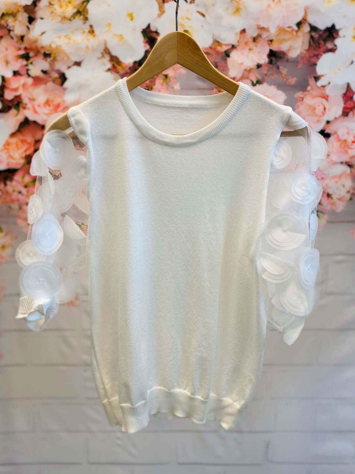 Kurzarmshirt mit transparenten Ärmeln und runden Aufnähern